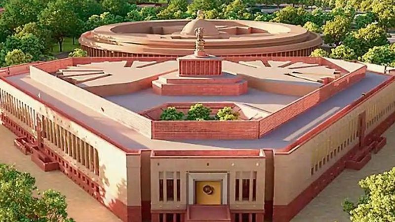 भारत में 1921 में बना था संसद भवन
भारत में मौजूदा संसद भवन की आधारशिला 12 फरवरी, 1921 को रखी गई थी और निर्माण में छह साल लगे थे और उस समय 83 लाख रुपए की लागत आई थी। उद्घाटन समारोह 18 जनवरी, 1927 को भारत के तत्कालीन गवर्नर जनरल लॉर्ड इरविन द्वारा किया गया था। नए भवन में 64,500 वर्ग मीटर का क्षेत्र होगा।