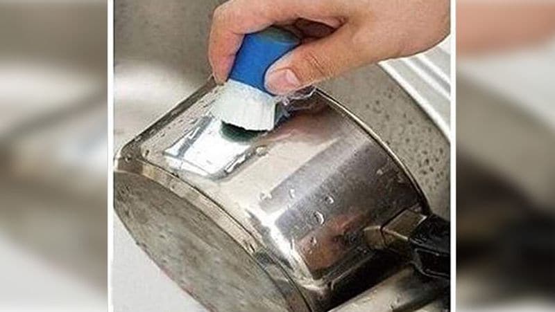 स्टील के बर्तन को हमेशा साबुन वाले घोल लगाकर स्पंज या नायलोन के स्क्रब से साफ करें। इसके लिए तारे वाले गुंजे का इस्तेमाल नहीं करें, नहीं तो इसमे निशान बन जाएंगे।
