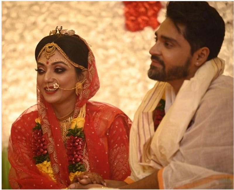 গৌরব-দেবলীনা- দীর্ঘ তিন বছরের প্রেম পূর্ণতা। করোনা আবহের মধ্যেই ৯ ডিসেম্বর সাতপাকে বাঁধা পড়েছেন গৌরব-দেবলীনা। বিয়ের পর প্রথম জামাইষষ্ঠী উপলক্ষ্যে ইতিমধ্যেই পৌঁছে গিয়েছে তত্ত্ব, এসেছে নবদম্পত্তির নতুন পোশাক। নতুন জামাইয়ের জন্য পছন্দের পদ রাঁধতে হেঁশেলে ব্যস্ত দেবলীনার মা। 