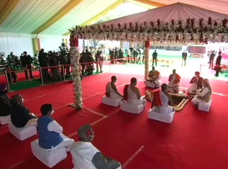 नए भवन में भारत की लोकतांत्रिक विरासत, संसद के सदस्यों के लिए एक लाउंज, एक पुस्तकालय, कई समिति कक्ष, भोजन क्षेत्र और पर्याप्त पार्किंग स्थल, रिलीज के लिए एक भव्य संविधान हॉल भी होगा।
