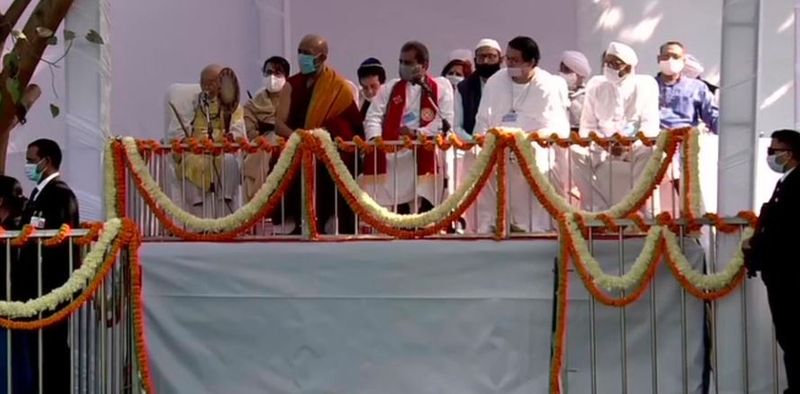 पुराने संसद भवन का आकार गोल है, जबकि नई संसद तिकोने आकार में होगी। इसके चलते नई और पुरानी बिल्डिंग्स एक साथ देखने पर डायमंड लुक नजर आएगा।