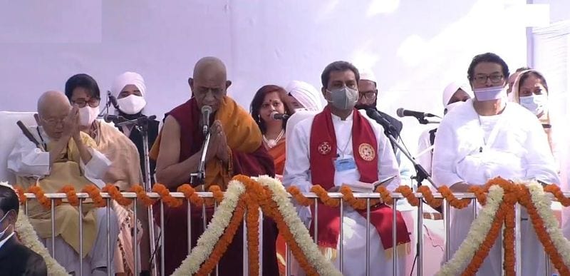 नए भवन में लोकसभा कक्ष में 888 सदस्यों के बैठने की क्षमता होगी, जबकि राज्यसभा में सदस्यों के लिए 384 सीटें होंगी। लोक सभा कक्ष में संयुक्त सत्र के दौरान 1,224 सदस्यों के लिए बैठने की क्षमता होगी। यह दोनों सदनों के सदस्यों की संख्या में भविष्य की वृद्धि को ध्यान में रखते हुए किया गया है।
