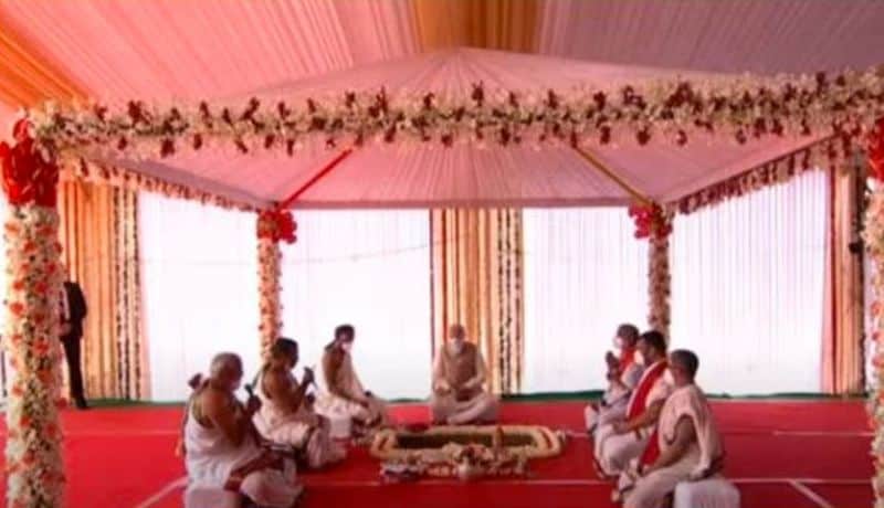 नई बिल्डिंग में हर सांसद का अपना एक दफ्तर होगा। बिल्डिंग की कुल लागत 971 करोड़ अनुमानित है। अगस्त 2022 तक प्रोजेक्ट का काम पूरा होगा। मौजूदा इमारत व्यास में 560 फीट की एक विशाल गोलाकार इमारत है। पार्लियामेंट हाउस एस्टेट एक सजावटी लाल बलुआ पत्थर की दीवार या लोहे के गेट से घिरा हुआ है, जिसे अवसरों की मांग के अनुसार बंद किया जा सकता है।
