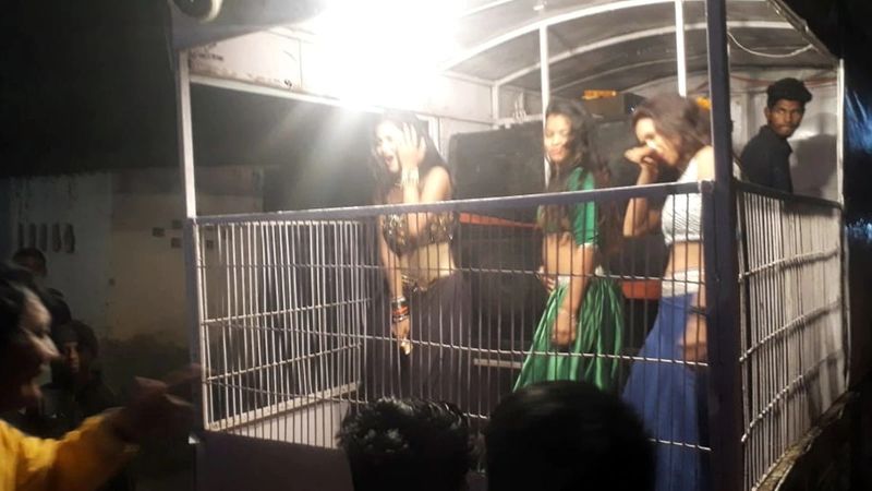 बता दें कि अब तक इस तरह का सीन फिल्मों या क्लबों में देखा और सुना जाता था।
फोटो सोर्स आजतक