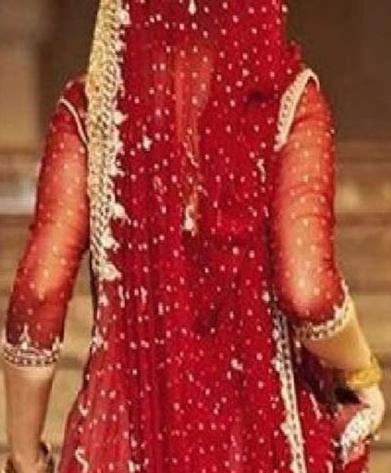 मीडिया रिपोर्ट्स के मुताबिक कन्या पक्ष के लोग वर पक्ष से 1.10 लाख रुपए व तिलक का सामान वापस करने की मांग की गई। इसपर वरपक्ष द्वारा 30 हजार रुपए नगद देकर 80 हजार रुपए व तिलक का सामान देने के लिए मौका मांगा गया। पंचायत द्वारा यह भी तय किया गया कि जो भी जेवरात व कपड़ा वरपक्ष लाया था, वह कन्या पक्ष के पास रहेगा।
(प्रतीकात्मक फोटो)