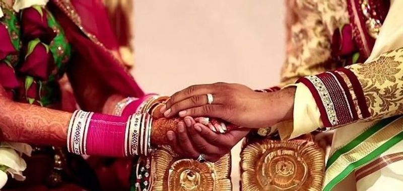 बताते हैं कि विवाद बढ़ने पर दुल्हन ने शादी से इनकार कर दिया। इसके बाद घरातियों ने बारातियों को बंधक बना लिया। वे अपने खर्चे व तिलक आदि में दिए गए सामान की मांगने लगे।
(प्रतीकात्मक फोटो)
