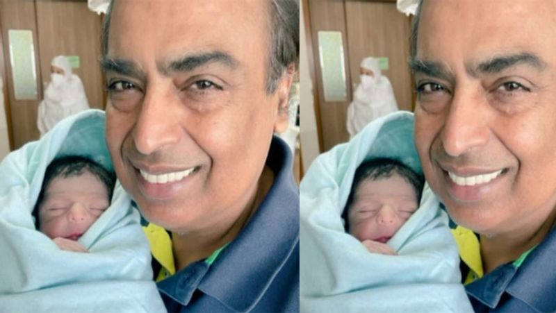 राज्यसभा सदस्य और इंडस्ट्रियलिस्ट परिमल नाथवानी ने मुकेश अंबानी के साथ उनके पोते की फोटो ट्वीट की है और पूरे अंबानी परिवार को बधाई दी है। परिमल ने लिखा- श्लोका और आकाश अंबानी को बेटे को जन्म देने के लिए बहुत-बहुत बधाई। मैं श्री मुकेश भाई, नीता भाभी और पूरे अंबानी परिवार एक नए फैमिली मेंबर के शामिल होने की बधाई देता हूं। आज का दिन पूरे अंबानी परिवार के लिए खुशियां मनाने का दिन है। 