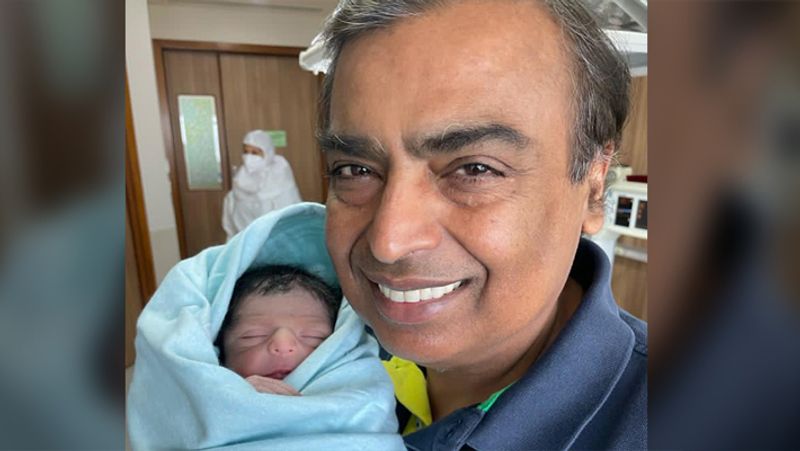 पिछले साल, मुकेश अंबानी की कंपनी, रिलायंस ने लगभग करीब 620 करोड़ रुपए में ब्रिटेन के टॉय ब्रांड हेमली का अधिग्रहण किया था। तब लोग सोशल मीडिया पर मजाक कर रहे थे कि मुकेश अपने आने वाले पोते के लिए पहले से ही खिलौने इकट्ठा कर रहे थे।