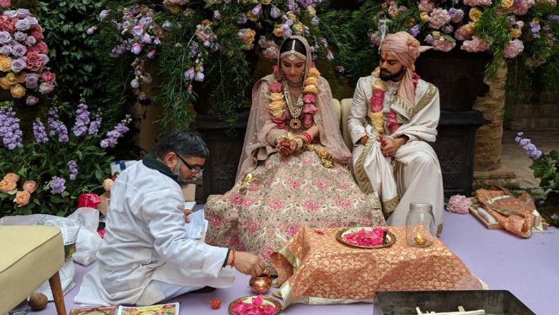 अनुष्का ने फिल्मफेयर से बात करते हुए कहा था कि कुछ लोग ऐसा मानते हैं कि उन्हें 29 साल की उम्र में एक्ट्रेस को शादी नहीं करनी चाहिए। 