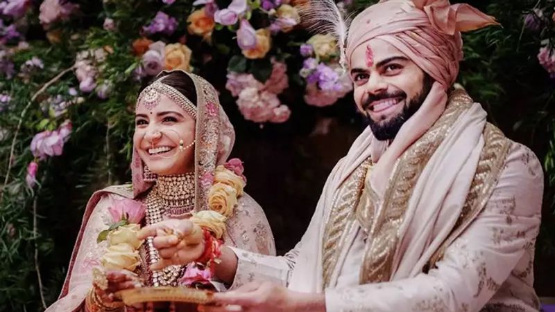 अनुष्का ने कहा था- मैंने 29 साल की उम्र में शादी की, क्योंकि मैं इश्क में गिरफ्तार थी। मैं अभी भी मोहब्बत की गिरफ्त में हूं। शादी एक प्राकृतिक प्रगति थी। शादी एक ऐसी चीज है तो रिश्ते को लेकर आगे जाती है। मैं हमेशा इस बात के लिए खड़ी रही हूं कि महिलाओं के साथ समान बर्ताव होना चाहिए।
