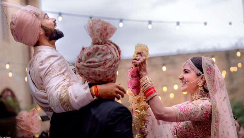 दोनों को विरुष्का के नाम से भी जाना जाता है। शादी से पहले अनुष्का विराट ने करीब 4 साल तक एक-दूसरे को डेट किया था। हालांकि, कभी अपनी रिलेशनशिप को लेकर दोनों में से किसी ने भी खुलकर बात नहीं की थी।
