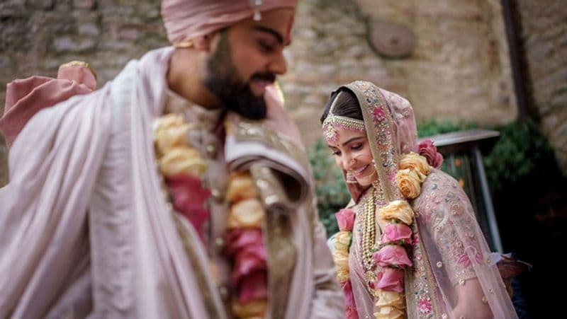 विराट और अनुष्का की शादी किसी परियों की कहानी से कम नहीं थी। अनुष्का खुद भी अपनी शादी में एक प्रिंसेस लग रही थीं। अपनी इस शादी को रॉयल बनाने के लिए विराट-अनुष्का ने पानी की तरह पैसा बहाया।