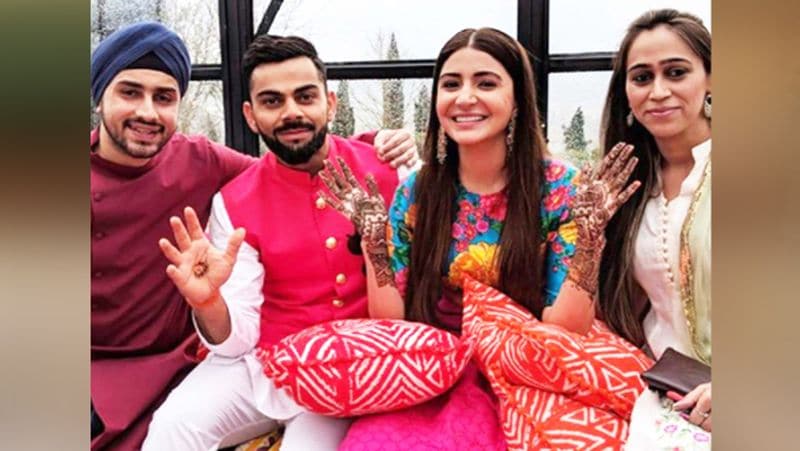 शादी के वेन्यू को एक गार्डन की तरह सजाया गया था। बता दें कि विरुष्का ने अपनी शादी में करोड़ों रुपए खर्च किए थे। जिस रिजॉर्ट में विरुष्का की शादी हुई थी उसे खास उनके लिए दिसंबर में खोला गया। नहीं तो ये रिजॉर्ट हमेशा अप्रैल में खुलता है। यहां एक व्यक्ति के एक हफ्ते रुकने का खर्च करीब 1 करोड़ रुपए है।