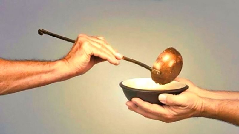 3. सोमवती अमावस्या पर दान करने का विशेष महत्व हमारे धर्म ग्रंथों में बताया गया है। इस दिन कंबल, घी, खाने का सामान आदि जरूरी चीजें गरीबों का दान करना चाहिए।
