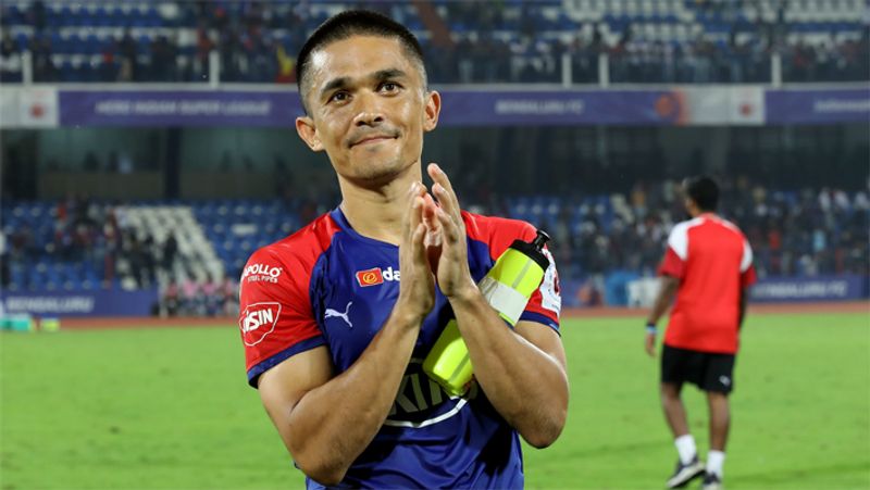 भारत में बाईचुंग भूटिया (Baichung Bhutia) के बाद सबसे ज्यादा फेमस भारतीय फुटबॉलर के तौर पर सुनील छेत्री को जाना जाता हैं। आईएसएल में बैंगलुरु की टीम से खेलने वाले सुनील ने अपनी टीम के लिए शानदार प्रदर्शन किया है। बता दें कि इसी साल सुनील छेत्री (Sunil Chhetri) ने अपने करियर में 15 साल पूरे कर लिए हैं। 