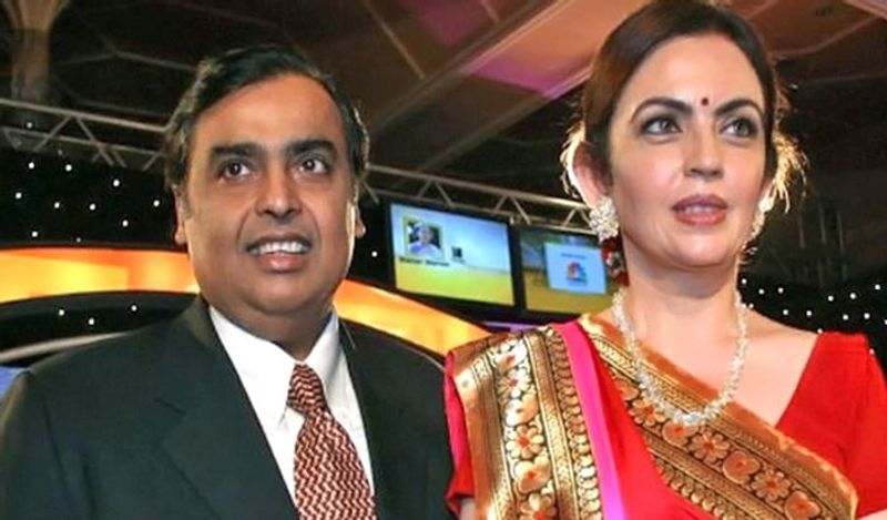 " భూమిపై ఉన్న ప్రతి మానవుడి ప్రాథమిక హక్కులు ఆహారం, దుస్తులు, ఇల్లు లాగానే కనెక్టివిటీ, కమ్యూనికేషన్స్ వంటివి ప్రాథమికమైనవి. ," అని అన్నారు.
భారతదేశపు అతి పిన్న వయస్కుడైన అతిపెద్ద టెలికం ఆపరేటర్ అధినేత ముకేష్ అంబానీ మాట్లాడుతూ కరోనా మహమ్మారి రావడానికి ముందు 'డిజిటల్ ఇండియా' కోసం ప్రధాని నరేంద్ర మోడీ పిలుపునిచ్చినందున నేడు ఎంతో ఉపయోగపడింది.
