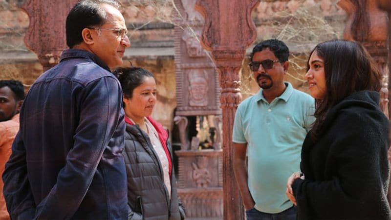 सेट करीब 45 फीट ऊंचा तैयार किया गया था। जब तारिकजी ने मीटिंग के दौरान सेट के स्कैच बनाकर डायरेक्टर और प्रोड्यूसर को दिखाए, तो उन्होंने बजट को लेकर जरा-भी तर्क-वितर्क नहीं किए। फिल्म के सिर्फ आर्ट डायरेक्शन पर अच्छा-खासा खर्च किया गया।
(बायें से शूटिंग के दौरान फिल्म के प्रोड्यूसर विक्रम मल्होत्रा, तारिक उमर खान और भूमि पेडनेकर)