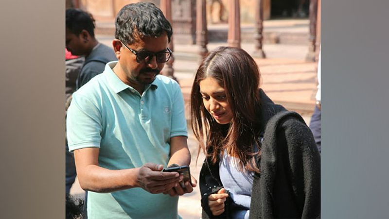 भोपाल में ही क्यों शूट? दुर्गामती के भोपाल में शूट करने की कई वजहें रहीं। पहला लोकेशन और सेकंड लेयर आर्टिस्ट सहज उपलब्ध। दूसरा, सरकार फिल्म प्रोडक्शन को प्रमोट करने सब्सिडी दे रही। तीसरा, यहां शूटिंग करना ट्रैवलिंग से लेकर बाकी मामलों में सपोर्टिंग है।
(भूमि पेडनेकर के साथ तारिक उमर खान)