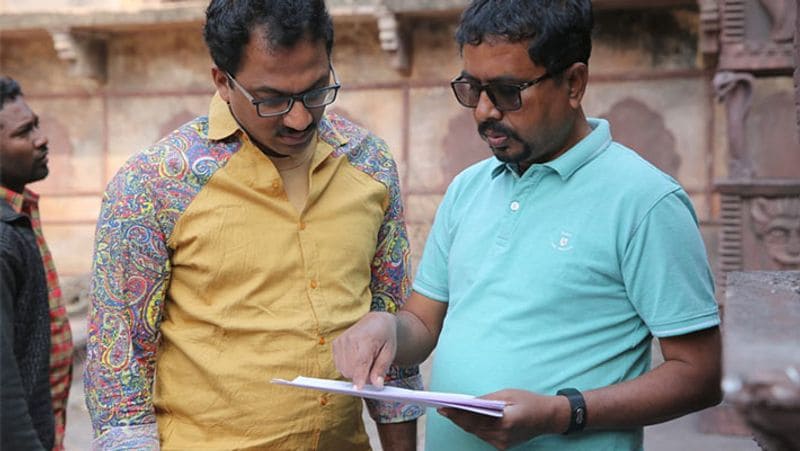 बता दें कि तारिक उमर खान भोपाल में मोतीचूर चकनाचूर शूट कर चुके हैं। इसके अलावा सेटेलाइट शंकर, सब कुशल मंगल, रांझणा, बॉबी जासूस, बेशरम जैसे प्रोजेक्ट से जुड़े रहे हैं। इनका आगामी प्रोजेक्ट रणदीप हुड्डा की बेव सीरिज 'इंस्पेक्टर अविनाश' है।
(दुर्गामती के डायरेक्टर जी. अशोक को सेट की डिजाइन समझाते तारिक उमर खान)
