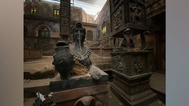 'अशोकजी ने भोपाल में नगर निगम दफ्तर के पास एक लोकेशन और देखी थी। वो काफी बड़ा एरिया था। लेकिन मेरे हिसाब से वहां सेट लगाना महंगा पड़ता। दूसरी तकनीकी दिक्कतें भी आतीं। इसके बाद अशोकजी ने इस्लामनगर के फोटोग्राफ्स दिखाए। मैंने कहा कि यह सही लोकेशन है। यह सुनकर वो बोले कि इस लोकेशन को तो हमने रिजेक्ट कर दिया था। मैंने कहा कि यही सबसे अच्छी लोकेशन।'
(इस्लामनगर में लगा दुर्गामती का सेट)