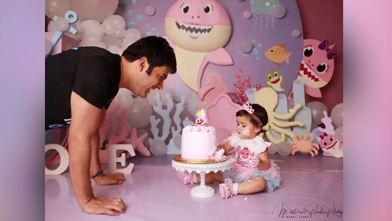 कपिल ने सेट्स पर पहले दीपिका पादुकोण को बेटी की फोटोज दिखाई थीं। उन्होंने फैन्स से साथ भी अनायरा की फोटोज शेयर की थीं। कपिल बेटी अनायरा की फोटोज शेयर करते हैं। इससे पहले उन्होंने दिवाली पर गिन्नी और अपनी मां के साथ अनायरा की फोटोज फैन्स के लिए पोस्ट की थीं।