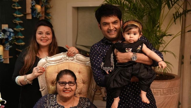 बीते दिनों खबर थी कि कपिल फिर से पापा बनने वाले हैं। करवाचौथ के बाद भारती के लाइव वीडियो में गिन्नी का बेबी बम्प नजर आने के बाद उनके दोबारा प्रेग्नेंट होने के चर्चे थे। रिपोर्ट्स हैं कि कपिल और गिन्नी जनवरी 2021 तक पेरेंट्स बनेंगे। हालांकि कपिल की तरफ से इस पर कोई स्टेटमेंट नहीं आया है।