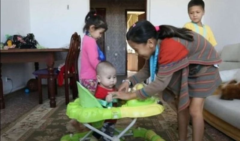 हालांकि, दुनिया में कुछ ऐसे भी देश हैं, जहां की सरकार अपने देश की जनसंख्या बढ़ाने के लिए परेशान है। इन देशों में जनसंख्या बढ़ाने वाले लोगों को सरकार प्रोत्साहित करती है। 