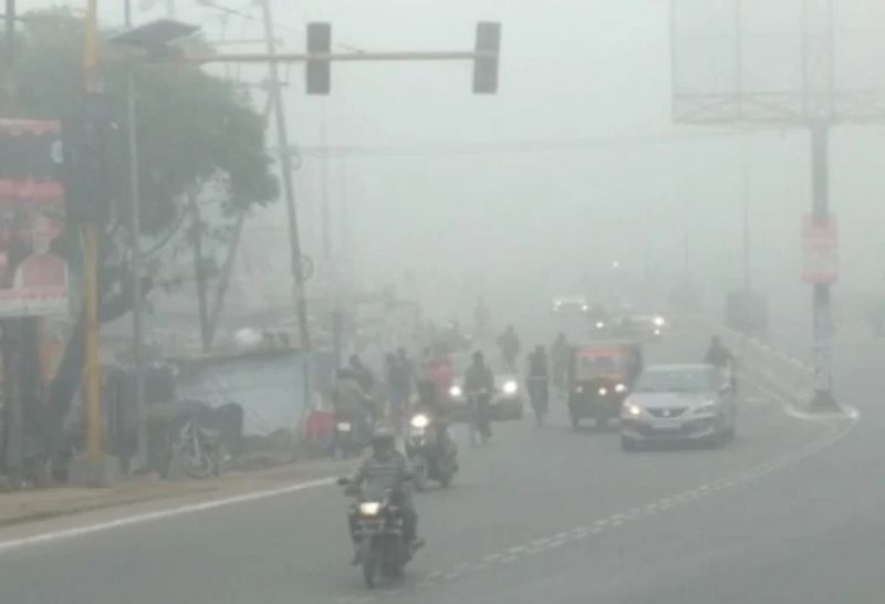 10 डिग्री सेल्सियस के नीचे भी तापमान पहुंचा। इनमें फर्रुखाबाद के फतेहगढ़ में 6.5 डिग्री सेल्सियस,चुर्क में 7.8 डिग्री सेल्सियस, बांदा में 9.4 डिग्री सेल्सियस, मुजफ्फरनगर में 9.6 डिग्री सेल्सियस, नजीबाबाद 9.8 में डिग्री सेल्सियस तापमान रहा।