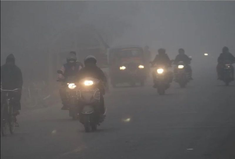 मौसम खराब, 15-20 कदम दूर से भी नहीं दिख रही थी गाड़ी, देखिए तस्वीरें
