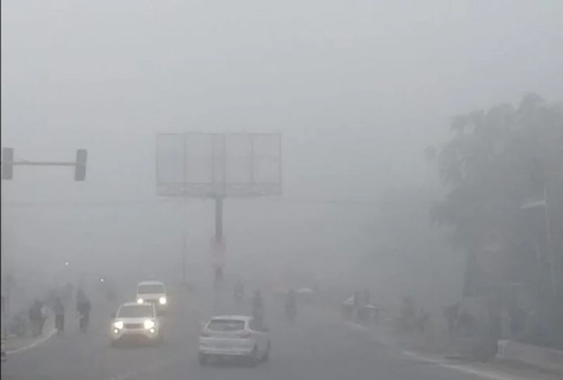 यूपी में अधिकांश शहरों में में कोहरा रहा। दोपहर तक कोहरे का प्रकोप देखा गया।