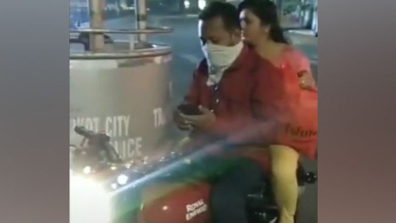 जब पुलिस ने कपल से कहा कि मास्क नहीं पहनने पर उनका 1000 रुपए का चालान कटेगा, तो दोनों बहस करने लगे। हालांकि जब दोनों की एक न चली, तो पतिदेव ने गलती मान ली। लेकिन पत्नीजी गलती मानने को तैयार नहीं थीं।