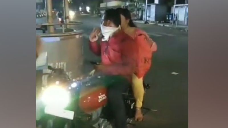 बाइक सवार पत्नी ने मास्क नहीं पहना था। इसलिए पुलिसवालों ने उन्हें रोका। इस पर कपल बहस करने लगे।