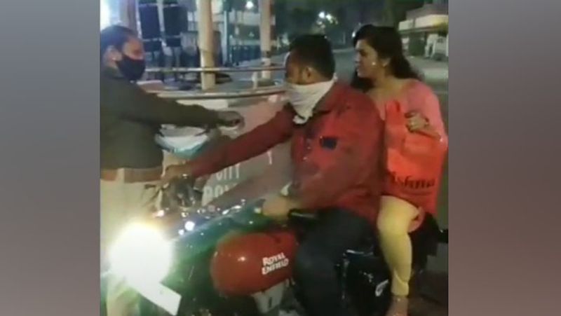 महिला पुलिसवाली को तर्क देने लगी कि उसके पास दुपट्टा नहीं है, तो मुंह कैसे बांधे?
