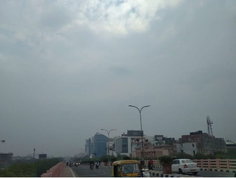 जयपुर, अजमेर, कोटा और उदयपुर संभाग के कई इलाकों में आज सुबह से बादल छाए रहे और हवा चलीं। आज तड़के उदयपुर, भीलवाड़ा सहित आस-पास के कुछ क्षेत्रों में हल्की बूंदाबांदी भी हुई। हालांकि, मौसम के इस बदलाव का प्रभाव सर्दी पर देखने को नहीं मिला। जयपुर, जोधपुर, कोटा सहित शहरों में रात के तापमान में 2-4 डिग्री तक बढ़ोत्तरी हुई।
