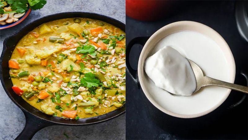 ग्रेवी वाली सब्जी में नमक-मिर्च को कम करने के लिए आप उसमें थोड़ा सा दही (Curd) मिक्स कर सकते हैं। इससे सब्जी में तीखापन कम हो जाएगा साथ ही सब्जी का स्वाद भी दोगुना हो जाएगा। लेकिन याद रहें दही को अच्छे से फेंटकर सब्जी में मिलाएं और अच्छे से मिक्स करें।