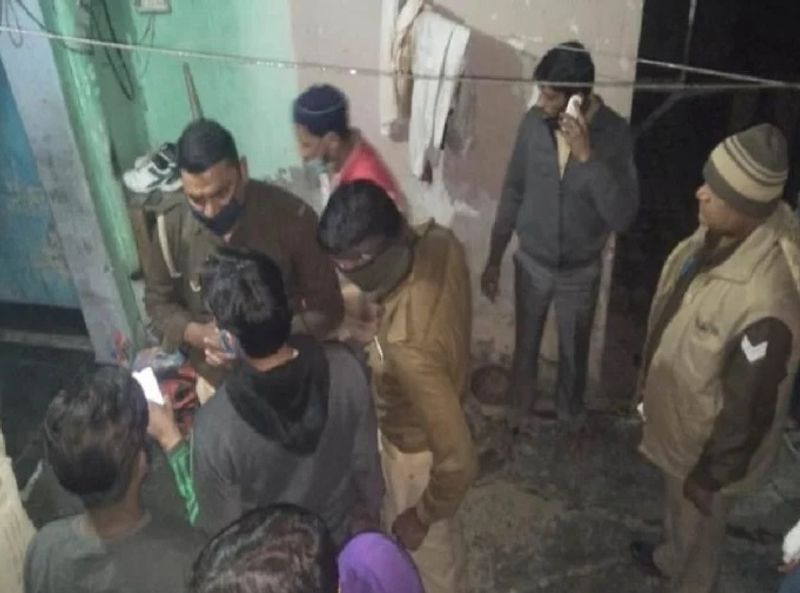 पहली घटना परीक्षितगढ़ थाना क्षेत्र के होली वाला मोहल्ला की है। यहां राशिद अहमद परिवार के साथ रहता था। जानकारी के मुताबिक, गुरुवार शाम राशिद और पत्नी रिहाना के बीच कहासुनी हुई। राशिद ने पत्नी और तीन बच्चों की गला दबाकर हत्या कर दी। कुछ देर बाद पंखे के सहारे फंदा बनाकर जान दे दी।
