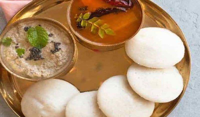 ಇಡ್ಲಿ, ಸಾಂಬಾರ್ ಮತ್ತು ತೆಂಗಿನಕಾಯಿ ಚಟ್ನಿ ಕೂಡ ಆರೋಗ್ಯಕರವಾಗಿದೆ- ಹುಳಿ-ಸಿಹಿ ಸಾಂಬಾರ್ ಅನ್ನು ಸ್ಟೀಮ್ಡ್ ಇಡ್ಲಿಯೊಂದಿಗೆ ಬಡಿಸಲಾಗುತ್ತದೆ ಮತ್ತು ಫ್ರೆಶ್ ಗ್ರೌಂಡೆಡ್ ತೆಂಗಿನಕಾಯಿ ಚಟ್ನಿ ರುಚಿಯಲ್ಲಿ ಅದ್ಭುತವಾಗಿದೆ. ಅಷ್ಟೇ ಅಲ್ಲ ಆರೋಗ್ಯದಲ್ಲಿ ತುಂಬಾ ಪ್ರಯೋಜನಕಾರಿಯಾಗಿದೆ.