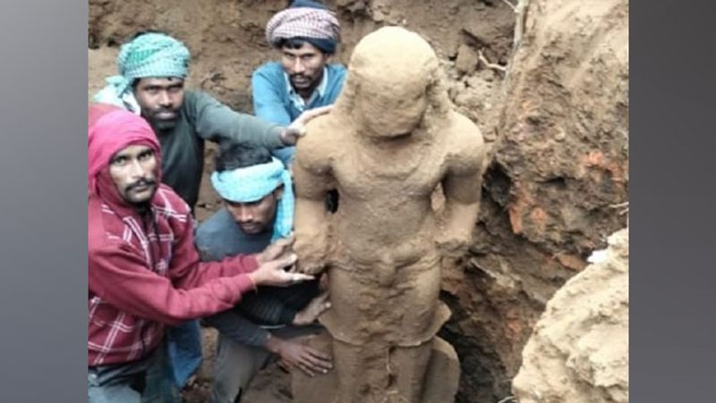 भागलपुर के आसपास पहले भी मूर्तियां मिलती रही हैं। माना जाता है कि यहां पाल काल के उपरांत राजा शशांक की उप राजधानी थी। आगे पढ़ें-20 करोड़ वर्ष पुरानी इस चीज से खुलेगा डायनासोर का रहस्य, एक चौंकाने वाली खोज