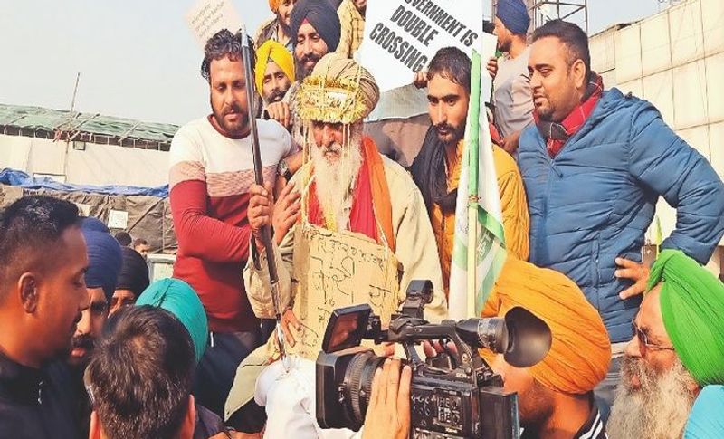 दरअसल, यह अनोखा नजारा था दिल्ली-हरियाणा सीमा की कुंडली बॉर्डर की, जहां विरोध के लिए अमृतसर के बुटर निवासी 70 वर्षीय बुजुर्ग किसान को सेहरा बांधकर दूल्हा बनाया गया। इतना ही नहीं इस बारात का स्वागत भी किया गया, जिसके लिए जगह-जगह जलेबी और पकोड़े भी खिलाए गए। साथ ही इस बारात में बाराती बने युवक डीजे के सामने थिरकते नजर आए।