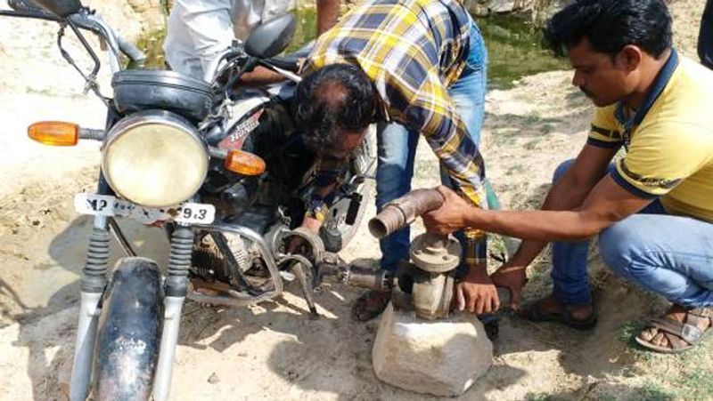 बाली ने बाइक के इंजन के बगल में लगे मैग्नेट बॉक्स को खोलकर उसके अंदर दो बोल्ट कस दिए। इसमें थ्रेसर की बेल्टों को काटकर यूं फंसाया कि पहिया घूमने पर बेल्ट भी घूमे। दूसरे सिरे पर उसने बेल्ट को डीजल पंप की पुल्ली(रॉड) से कस दिया। आगे पढ़ें इसी आविष्कार के बारे में...