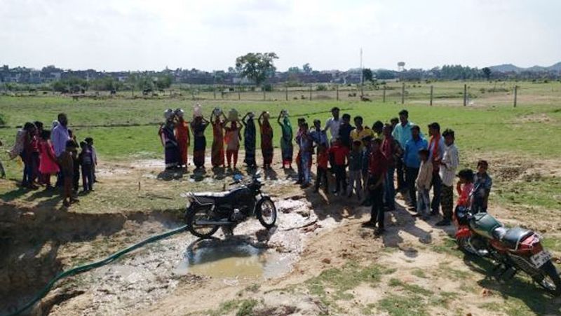अब बाली ने जैसे ही बाइक स्टार्ट की..बेल्ट घूमने से डीजल पंप का चक्का भी तेजी से घूमा। इस तरह पानी ऊपर आने लगा। इस पर खर्चा भी आया सिर्फ 30 रुपए में एक घंटे पानी खींचना। यानी यह डीजल से सस्ता पड़ा। आगे पढ़ें-बिना ड्राइवर के ट्रैक्टर दौड़ते देखकर लोगों को लगा भूत होगा, लेकिन यह था जुगाड़ का कमाल