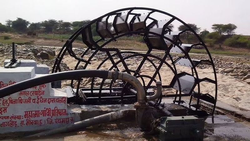 मंगल टरबाइन एक रहट और गीयर बॉक्स से तैयार किया गया। यह पानी के फोर्स से घूमती है। इस मशीन से बिजली पैदा हो गई। इसका उपयोग आटा चक्की, गन्ना पिराई, कुट्टी मशीन में भी किया जा सकता है। आगे पढे़ं-जब बिजली और डीजल ने रुलाया, तो किसान ने एक आइडिया निकाला और चल पड़ा इंजन, पैसा भी बचा