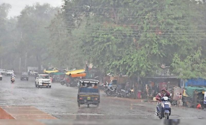 प्रदेश के मौसम में अचानक हुए बदलाव के कारण रतलाम शहर में भी शुक्रवार दिन और रात में अच्छी खासी बारिश हुई। जिसके चलते किसानों का लाखों का नुकसान हो गया। वहीं कुछ किसानों की खुले में रखी धान भीगने से नुकसान हो गया। यहां तापमान 30.2 डिग्री से लुढ़क कर 20.2 डिग्री पर पहुंच गया है। वहीं कई इलाकों में बारिश से सड़कों पर पानी भर गया। 