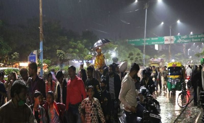 यह तस्वीर इंदौर की है, जहां शुक्रवार रात हुईं कई शादियों में लोगों को परेशानी का सामना करना पड़ा। बरसते पानी में निकली बारात लगाते दिखे लोग। फोटो में आप देख सकते हैं कि किस तरह दूल्हा को छाता लगाए हुए है। यहां 24 घंटे में गिरा 10.1 मिमी पानी गिरा है।