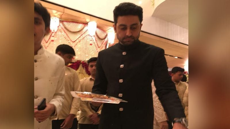 अभिषेक बच्चन ने भी ईशा अंबानी की शादी में आए गेस्ट को खाना परोसा था।