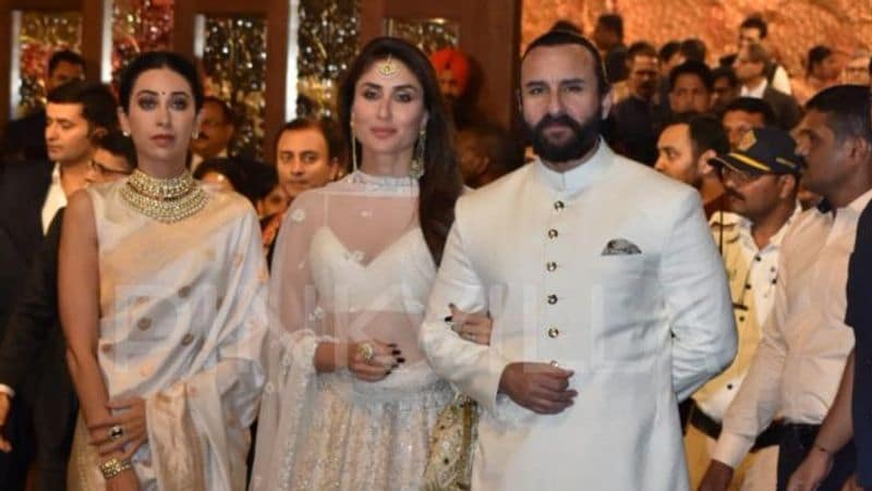 पति सैफ अली खान का हाथ थामे करीना कपूर सफेद रंग का लहंगा पहने ईशा की शादी में पहुंची थी। उनके साथ बहन करिश्मा कपूर भी थी।