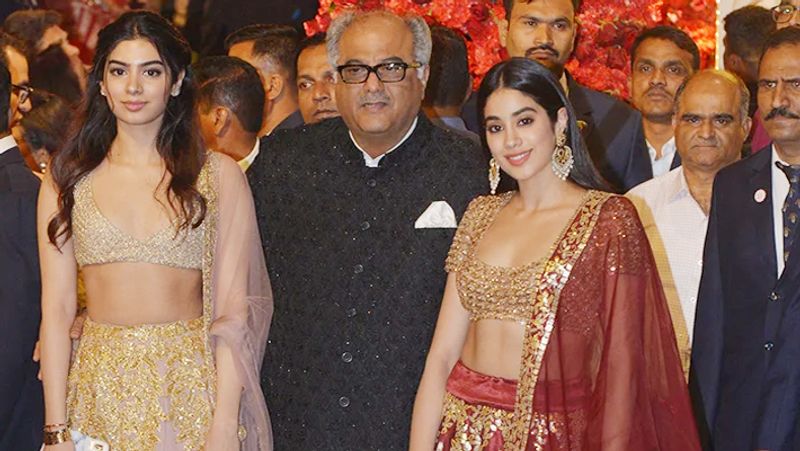 जाह्नवी कपूर डार्क रेड कलर का लहंगा पहन ईशा अंबानी की शादी में पहुंची थी। उनके साथ पापा बोनी कपूर और छोटी बहन खुशी कपूर भी साथ थे।