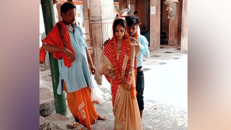 (अर्जुन और चांदनी की शादी की तस्वीर)
23 नवंबर को अर्जुन अपनी मां और परिवार के साथ चांदनी के गांव भी आया था। चांदनी दिल्ली में भी नहीं थी। इसके बाद अर्जुन ने मयूर बिहार थाने में चांदनी के गायब होने की FIR दर्ज कराई।
