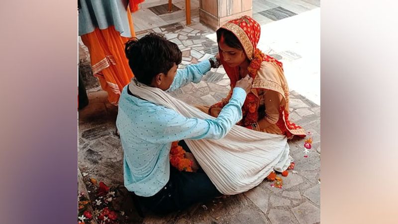 (अर्जुन और चांदनी ने मंदिर में शादी की थी)
पुलिस ने जब पड़ताल के दौरान चांदनी के भाई सुधीर को हिरासत में लिया, तो उसने सच उगल दिया। उसने बताया कि चांदनी की गोली मारकर हत्या कर दी गई। उसकी लाश खेत में गाड़ दी गई है।
