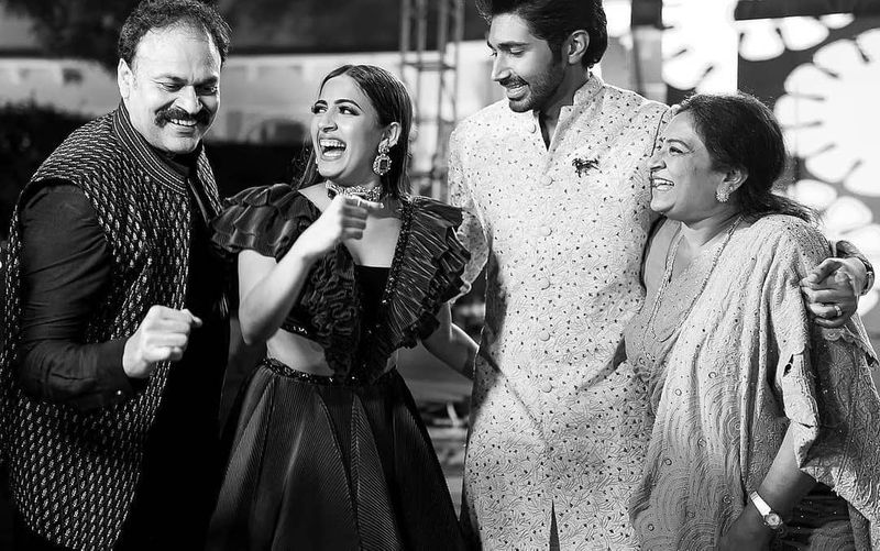 రాజస్థాన్ లోని ఉదయ్ పూర్ ప్యాలస్ లో ఐదు రోజుల వివాహంగా నిహారిక-చైతన్యల పెళ్లి వేడుక నిర్వహించారు. మెగా హీరోలైన చిరు, పవన్, బన్నీ, చరణ్ లతో పాటు అందరూ హాజరై సందడి చేశారు.